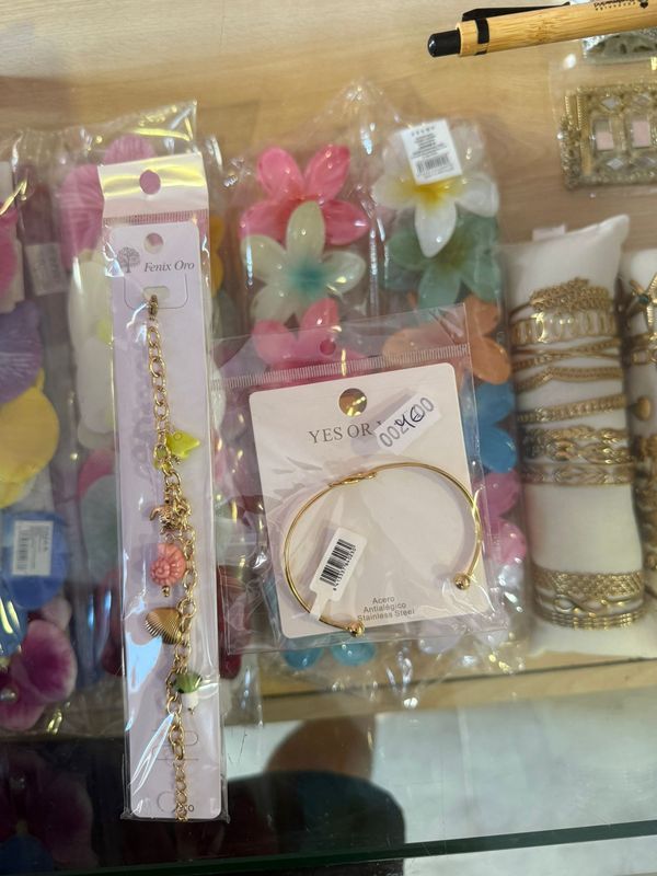 Pulseras y colgantes