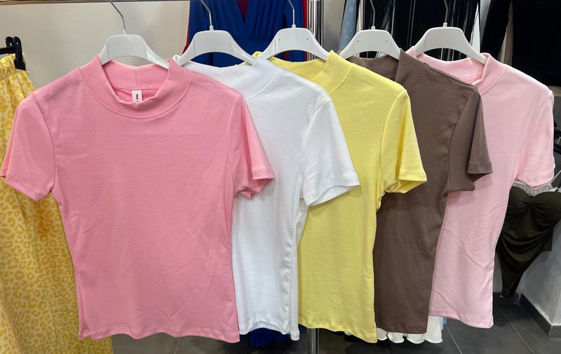 Camiseta cuello ZARA