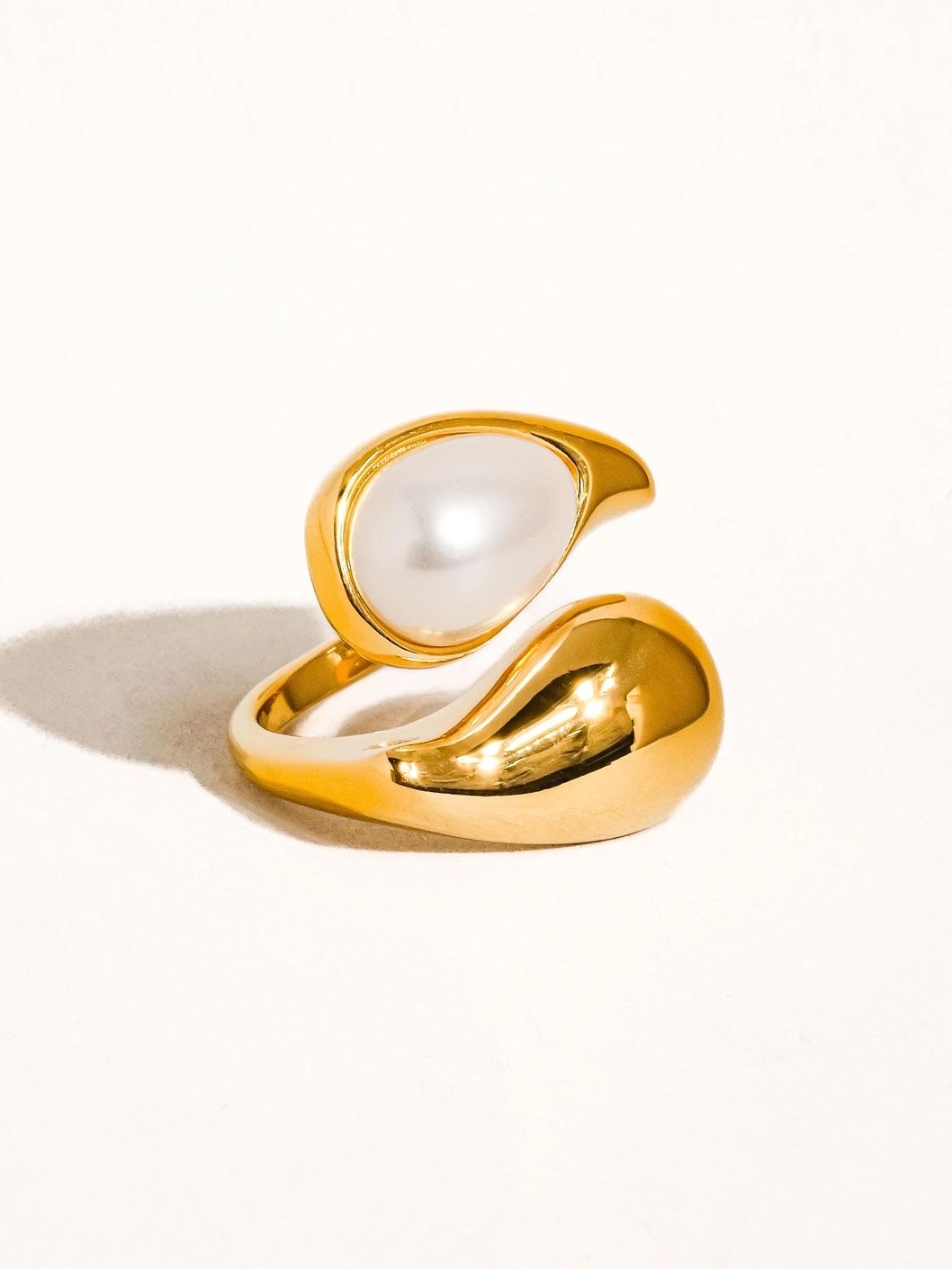 White Pearl Wavy Ring