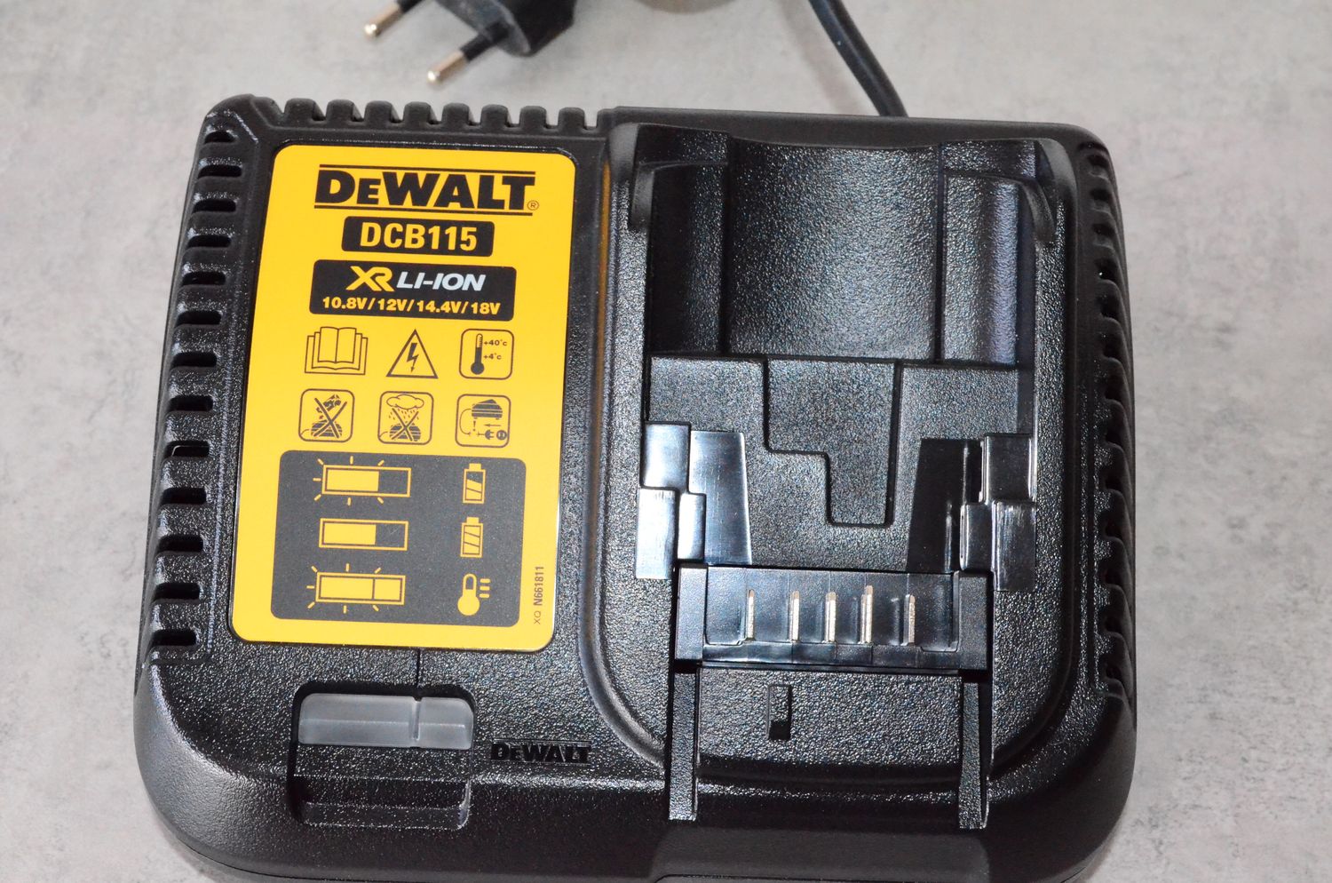 ładowarka wielonapięciowa DeWALT DCB1104 18V FLEXVOLT