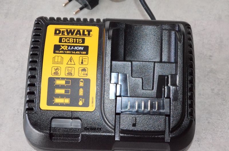 ładowarka wielonapięciowa DeWALT DCB1104 18V FLEXVOLT