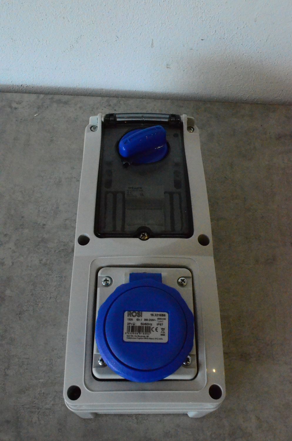 Pionowe gniazdko wtykowe marki Rosi 16 A 2P + T 230V IP67