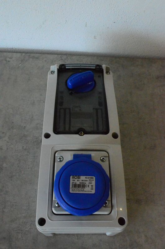 Pionowe gniazdko wtykowe marki Rosi 16 A 2P + T 230V IP67