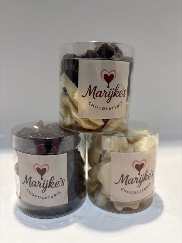 Doosje gevuld met kleine chocolade visjes MIX /100g