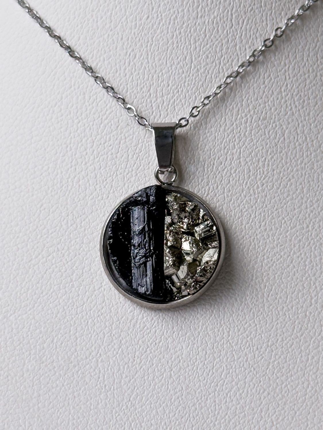 COLGANTE DE ACERO DE PIRITA Y TURMALINA NEGRA