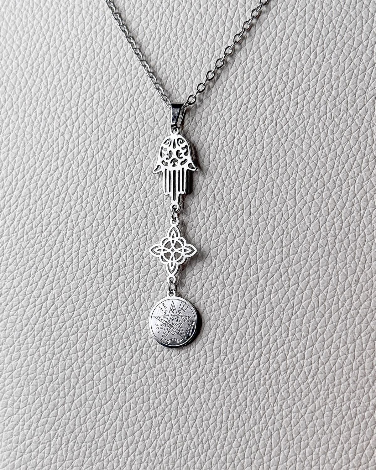 COLGANTE AMULETO TRIPLE ACERO C/NUDO DE BRUJA/MANO DE FATIMA/TETRAGRAMATON