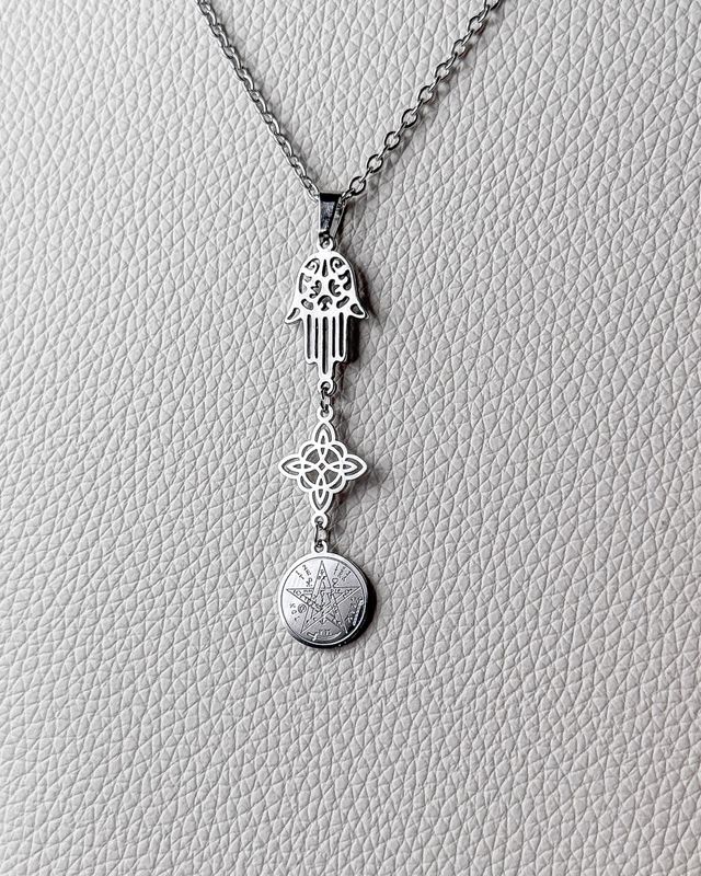 COLGANTE AMULETO TRIPLE ACERO C/NUDO DE BRUJA/MANO DE FATIMA/TETRAGRAMATON