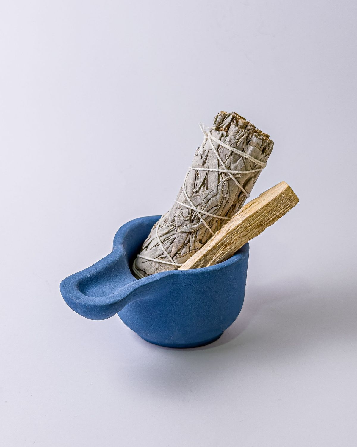 KIT BASICO LIMPIEZA PALO SANTO/SALVIA BLANCA CON FLORES /QUEMADOR ARCILLA