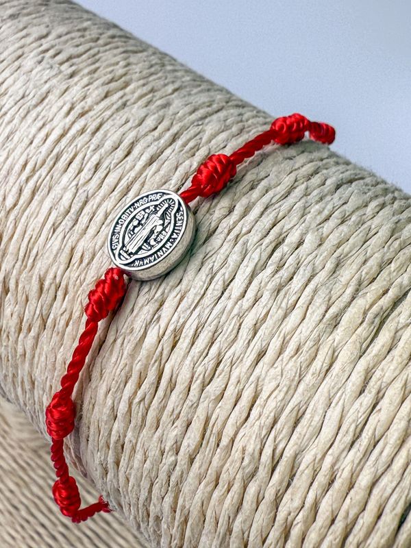 PULSERA HILO ROJO 7 NUDOS CON MEDALLA SAN BENITO