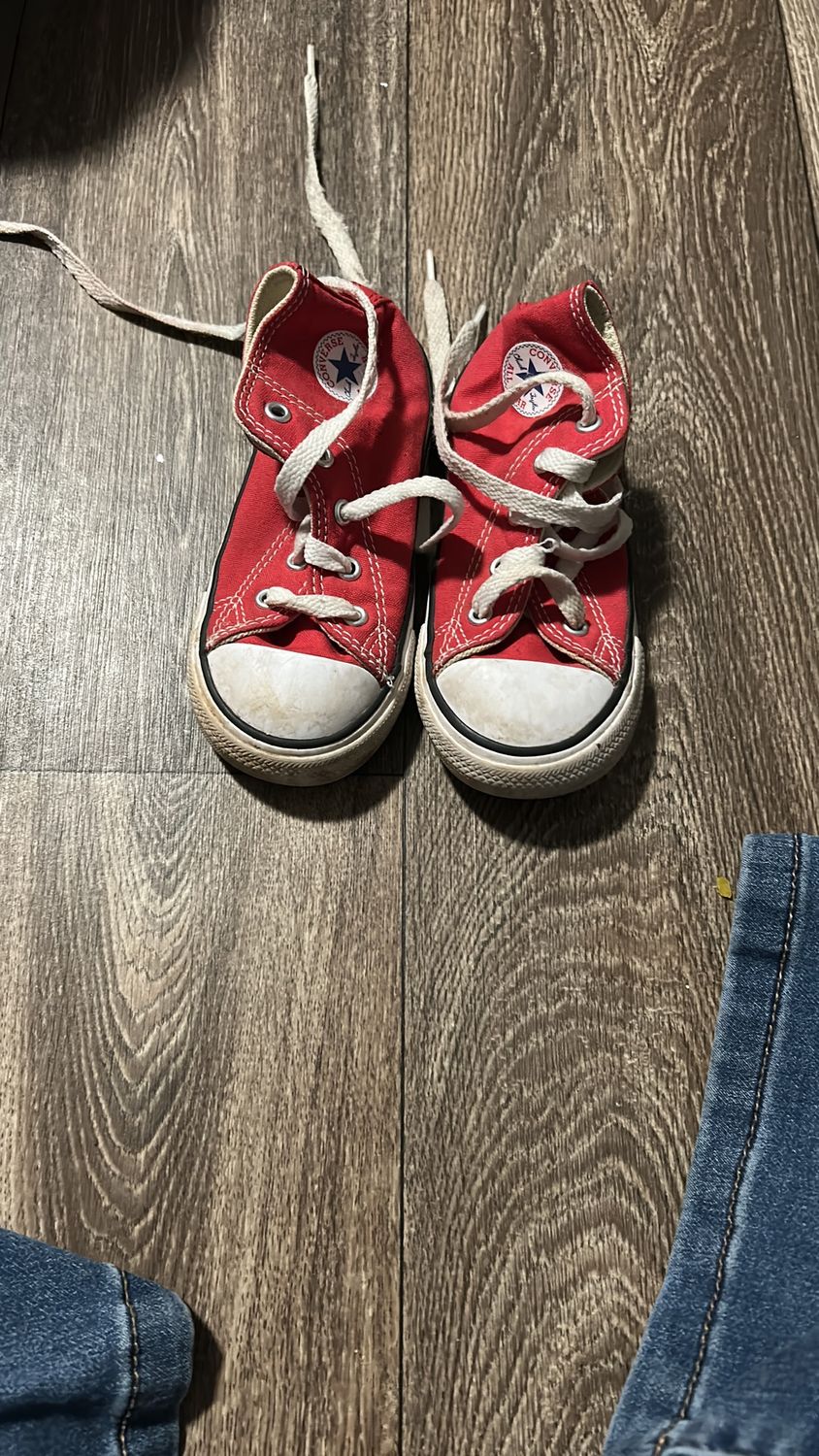 Kids size 8 converse