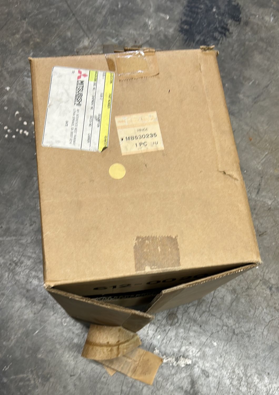 Mitsubishi hinge mb530235