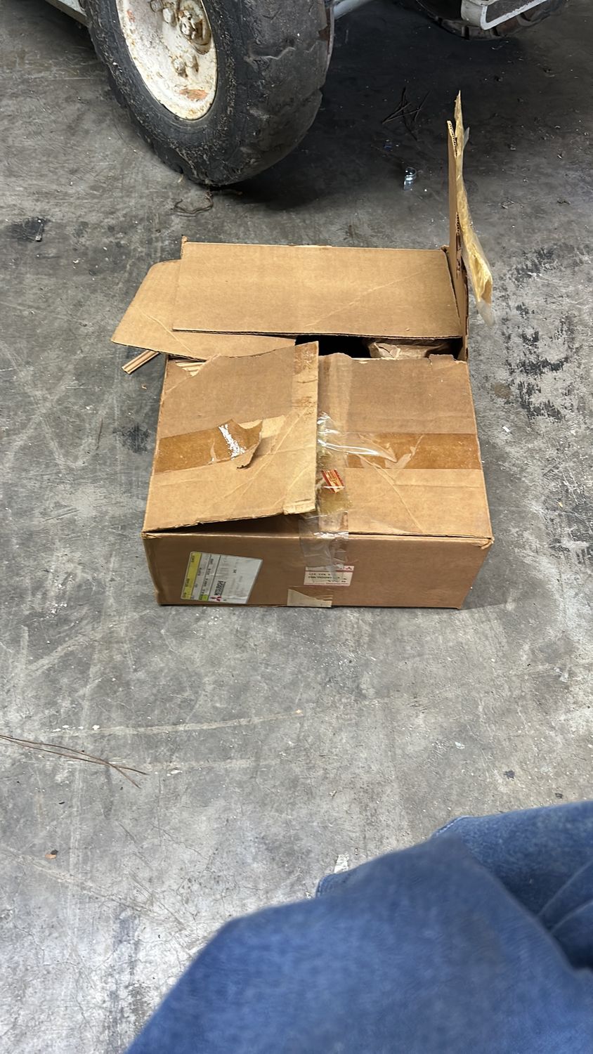 Mitsubishi LID, FLOOR CONSOLE ACCESSORY BOX MB722012