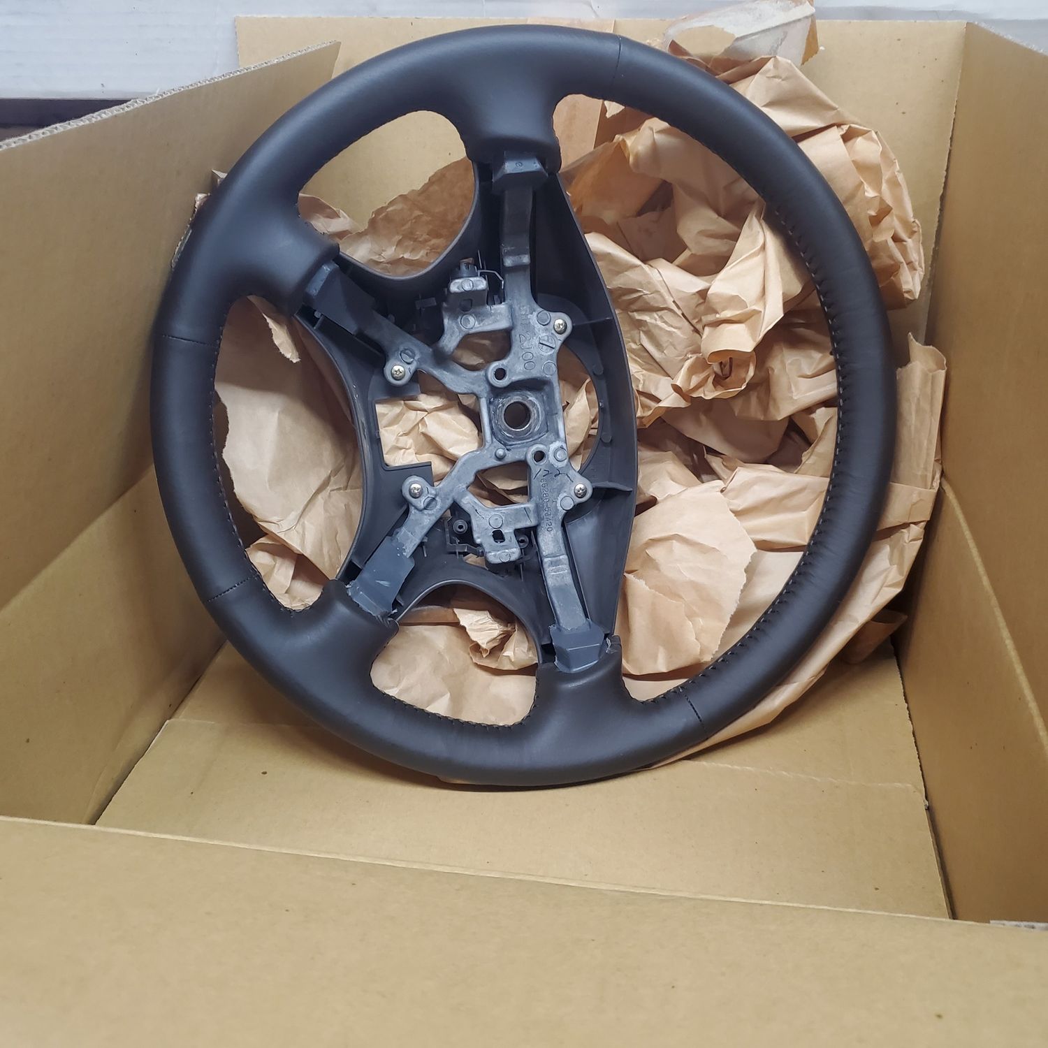 Steering wheel assembly mr307235