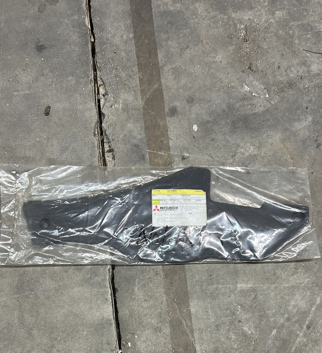 Mitsubishi instrument panel cover MR168323