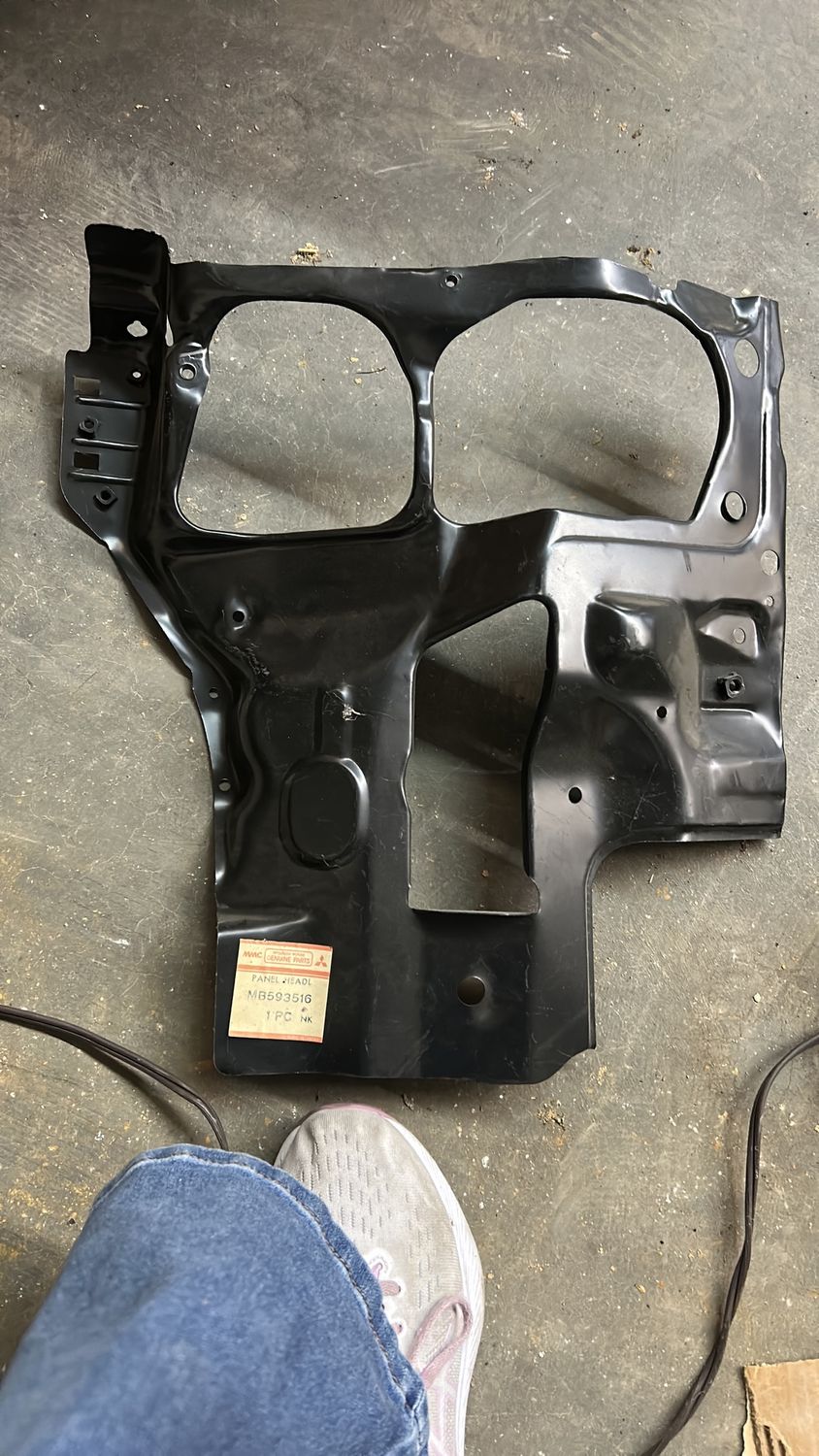 Mitsubishi PANEL HEADL MB593516