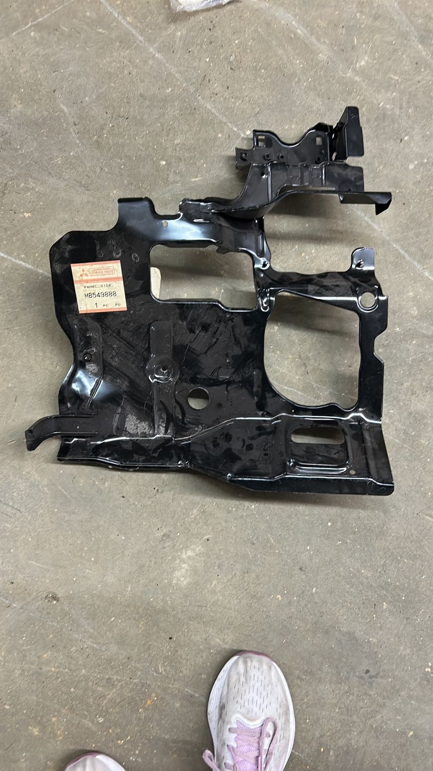 Mitsubishi SIDE PANEL, HEADLAMP SUPPORT RH MB549888