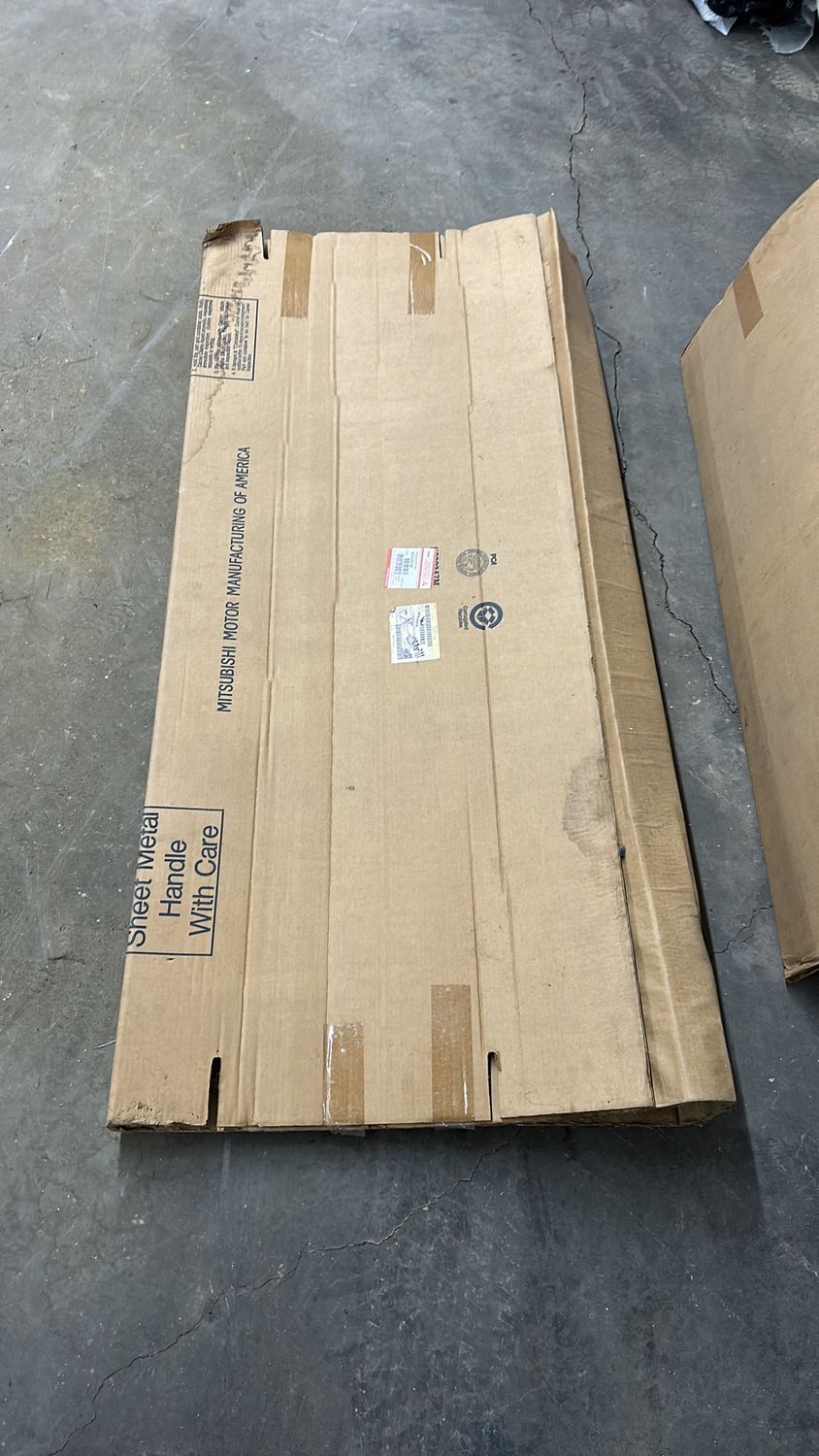 Mitsubishi PANEL, FR DOOR, OTR RH MR325748