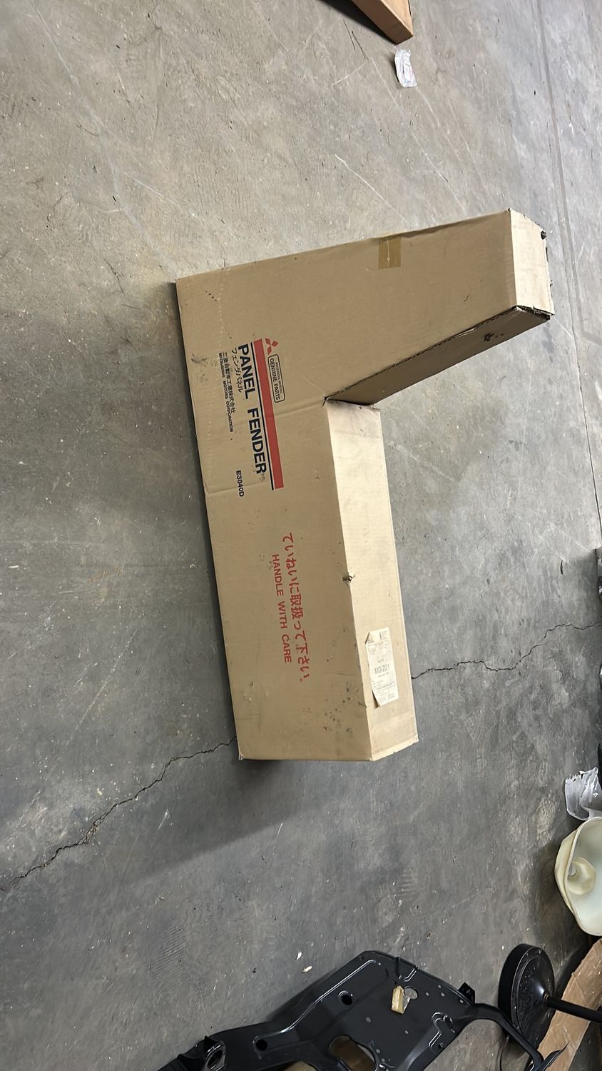 Mitsubishi FENDER, FR RH MR555070