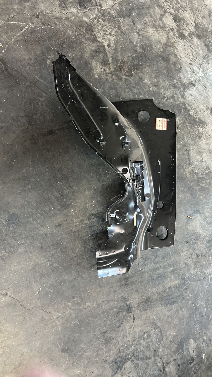 Mitsubishi FENDER SHIELD, FR LH MR179249