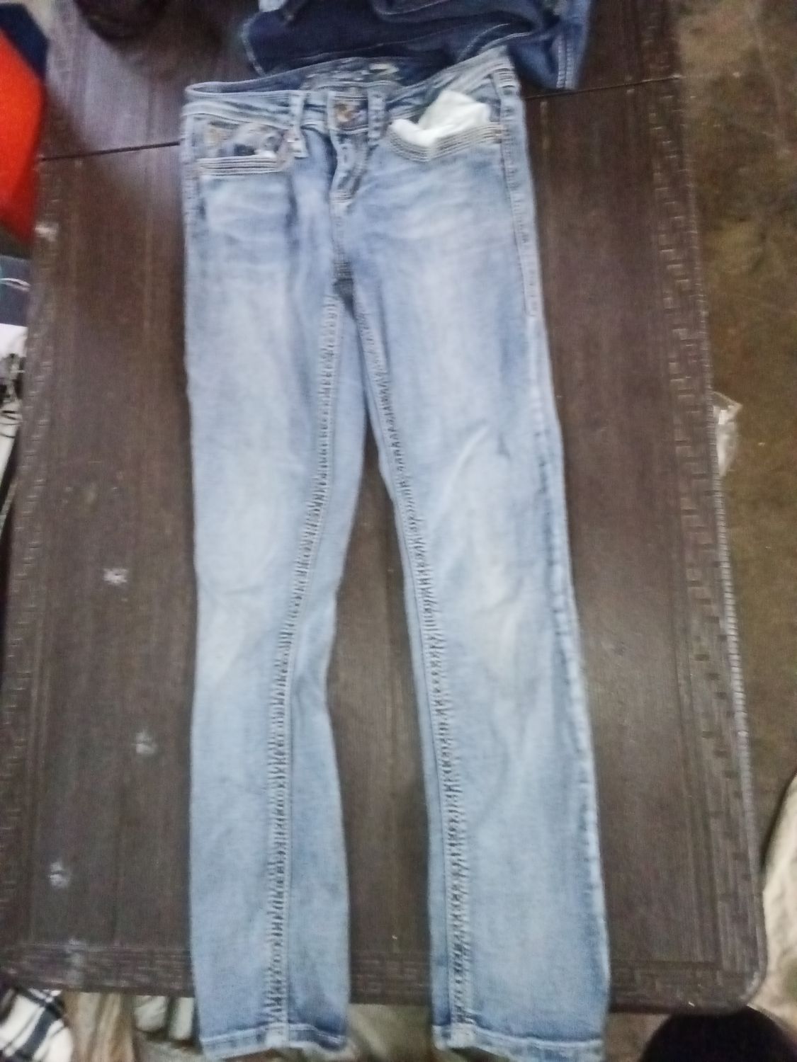 Women's light wash Seven 7 bootcut jeans feature a distinctive stitched wave design on the back pockets. size 8