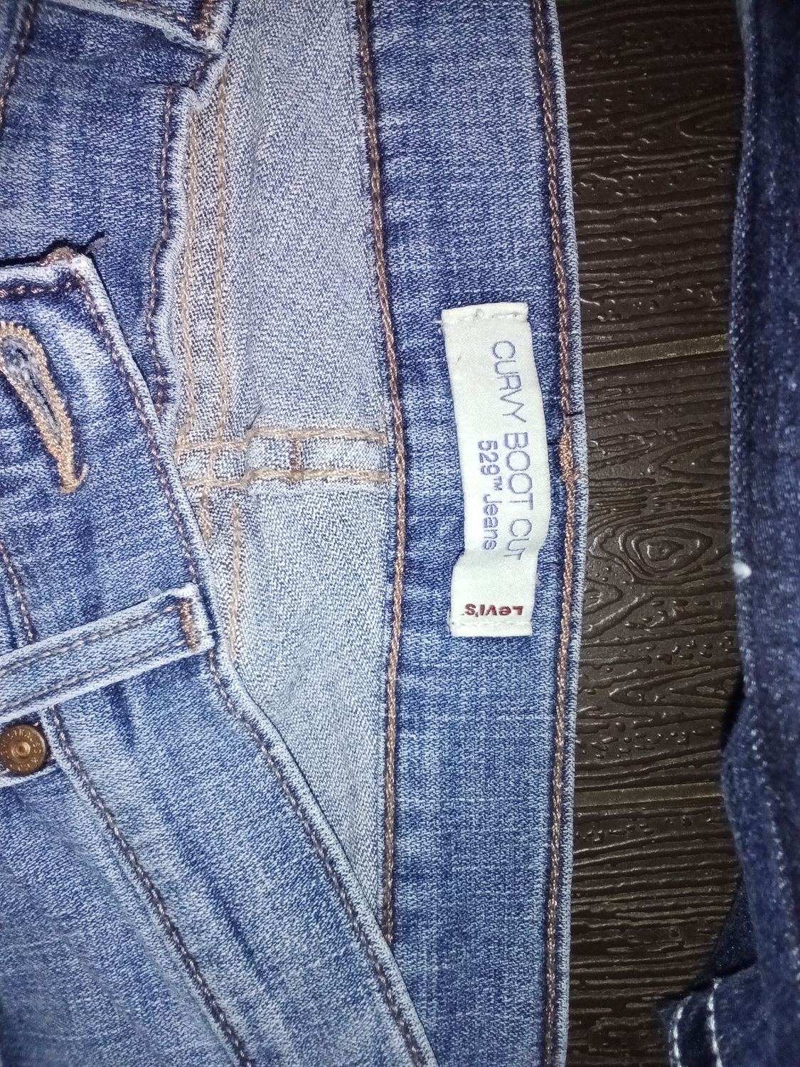 Levi's Curvy Bootcut jeans feature a light wash denim and classic five-pocket styling. Size 8