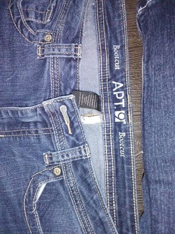 Apt. 9 bootcut jeans featuring decorative pocket embroidery. Size 8