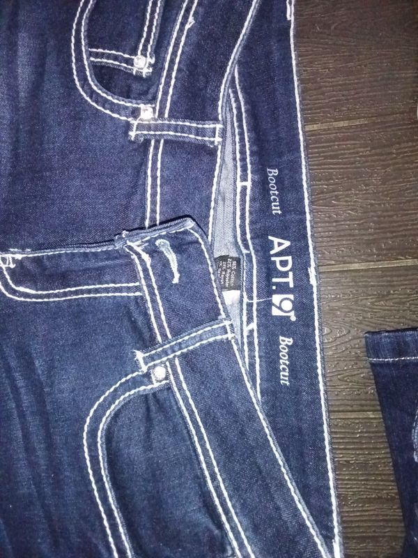 Apt. 9 brand bootcut jeans featuring decorative white contrast stitching on the pocket. Size 8