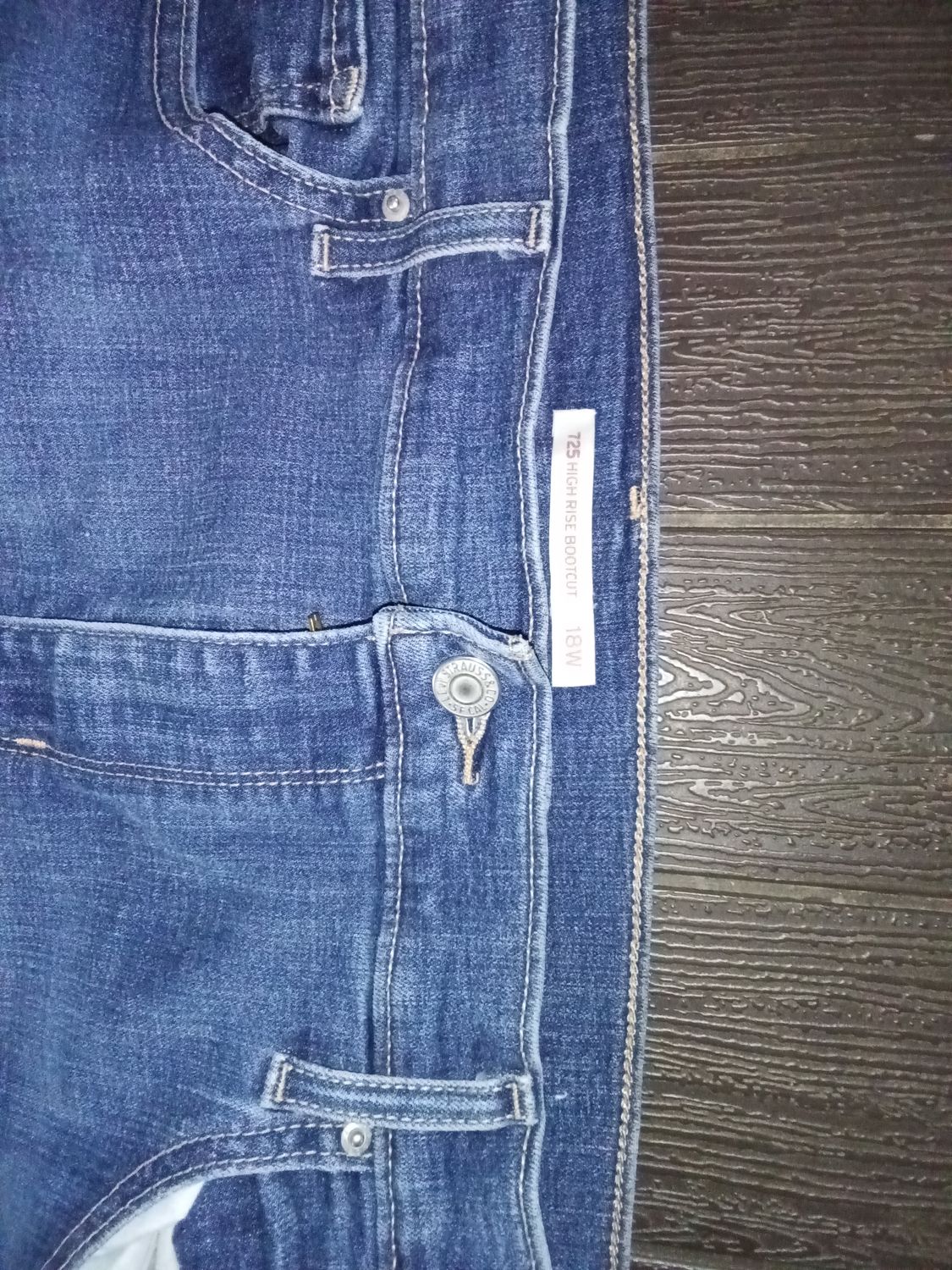 Levi's 725 High Rise Bootcut jeans in a dark wash blue denim feature a comfortable plus size 18W fit.
