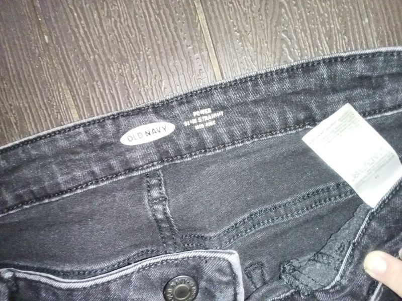 Black Old Navy slim straight mid-rise jeans. Size 14