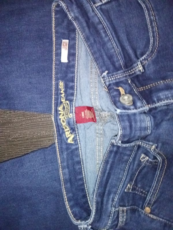 Arizona Jean Co. super skinny jeans featuring a red brand tag and a "Long" length label. Size 1L