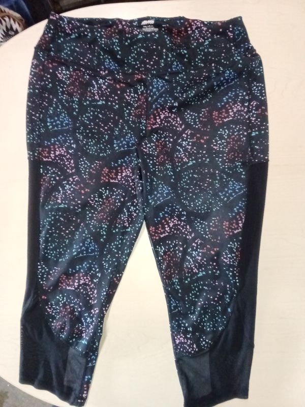 Avia brand women's leggings featuring a colorful splatter paint pattern. XXL
