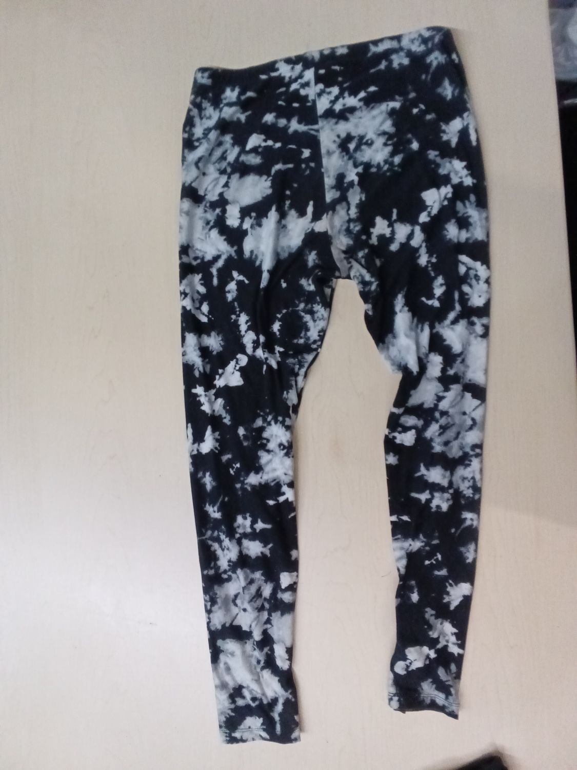 Fortitude Active black and white tie-dye leggings featuring a high-rise waistband and a striking abstract pattern.size XL