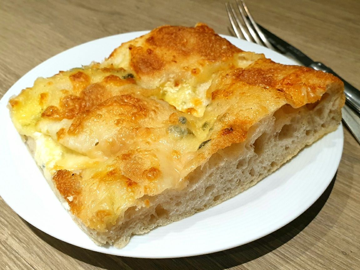 Focaccia façon pizza 4 fromages (fromage de fermes locales) 🍕