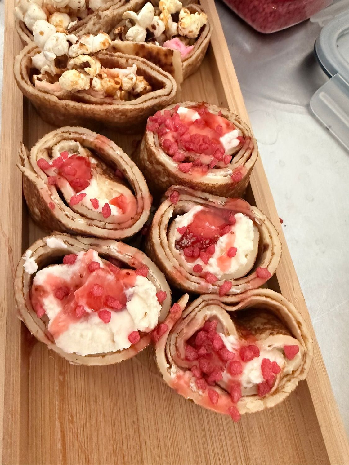 Pannenkoekensushi 'Aardbei-meringue'