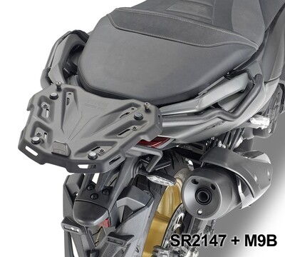 Attacco posteriore Givi SR2147 per Yamaha TMAX 560, specifico per bauletto Monokey o Monolock da abbinare alla piastra Monokey M5, M9A, M9B, M8A, M8B, o alla piastra Monolock M5M Attacco posteriore Givi SR2147 per Yamaha TMAX 560, specifico per bauletto Monokey o Monolock da abbinare alla piastra Monokey M5, M9A, M9B, M8A, M8B, o alla piastra Monolock M5M