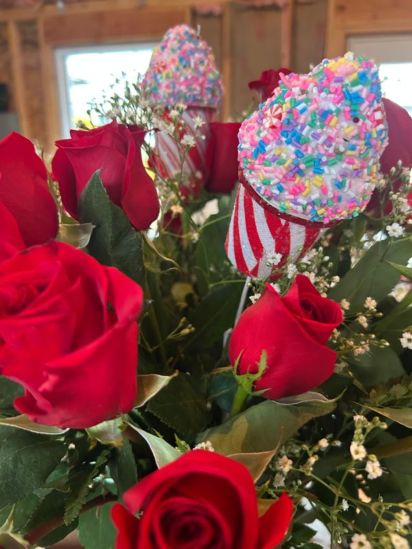 12 Roses in Vase with Cupcakes