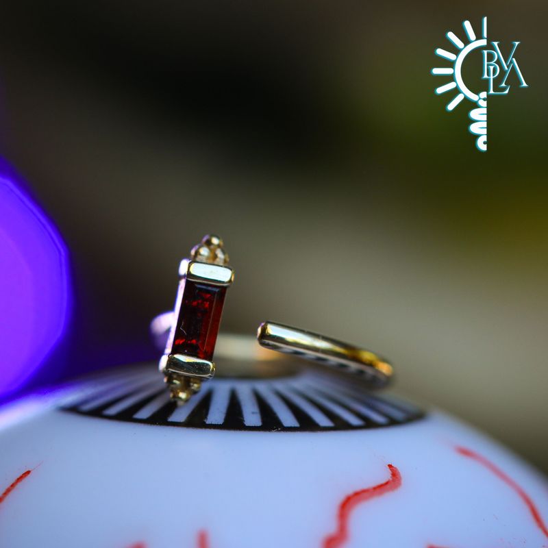 Siva Garnet Snail 18g 9/32" 14k Yellow Gold