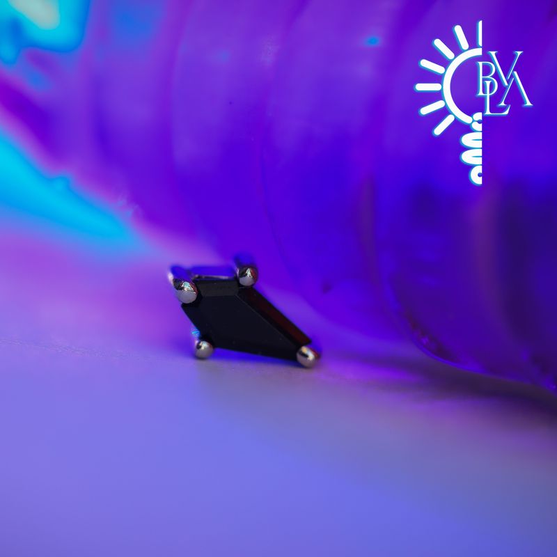 Coffin Prong Faceted Onyx 14g Threaded End 14k White Gold