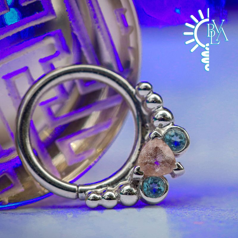 Kalisi Oregon Sunstone, Swiss Blue Topaz Forward Facing Seam Ring 16g 5/16" 14k White Gold