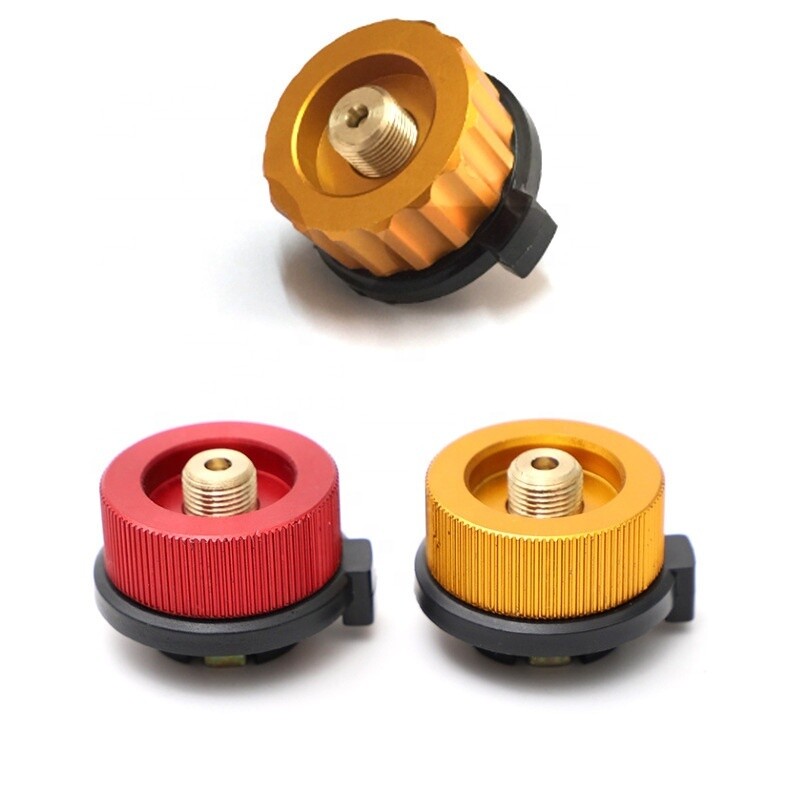 BaKaS Gas Adapter zwei Stück unten auf dem Bild in gelb und rot, eines in gelb am oberen Rand des Bildes 