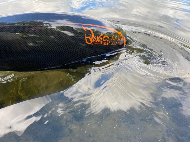 Hinterseite der Schaufel im Wasser Bakas Carbon Wingpaddel