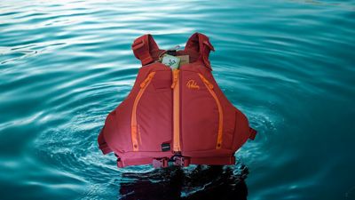 Palm Peyto Weste Chilli Schwimmweste von Vorne im Wasser