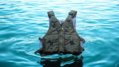 Palm Hydro Weste Olive von Vorne im Wasser