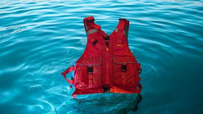 Palm Hydro Weste Rot von Vorne im Wasser