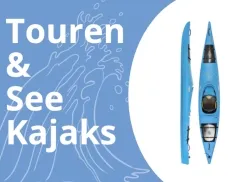 Touren &amp; See Kajaks mit weißer Schrift auf blauer Welle, daneben ein Seekajak in blau schwarz