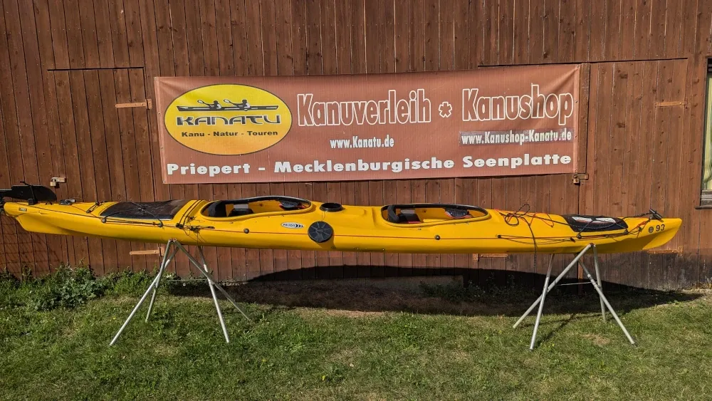 Prijon Poseidon Kajak gelb gebraucht komplett Ansicht auf einem Ständer