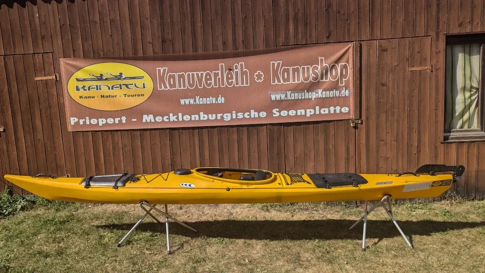 Prijon Touryak 470 LV gelb gebraucht Kajak komplett Ansicht auf Ständer
