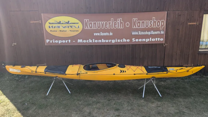 Prijon Seatron GT gelb gebraucht Kajak komplett Ansicht auf Ständer