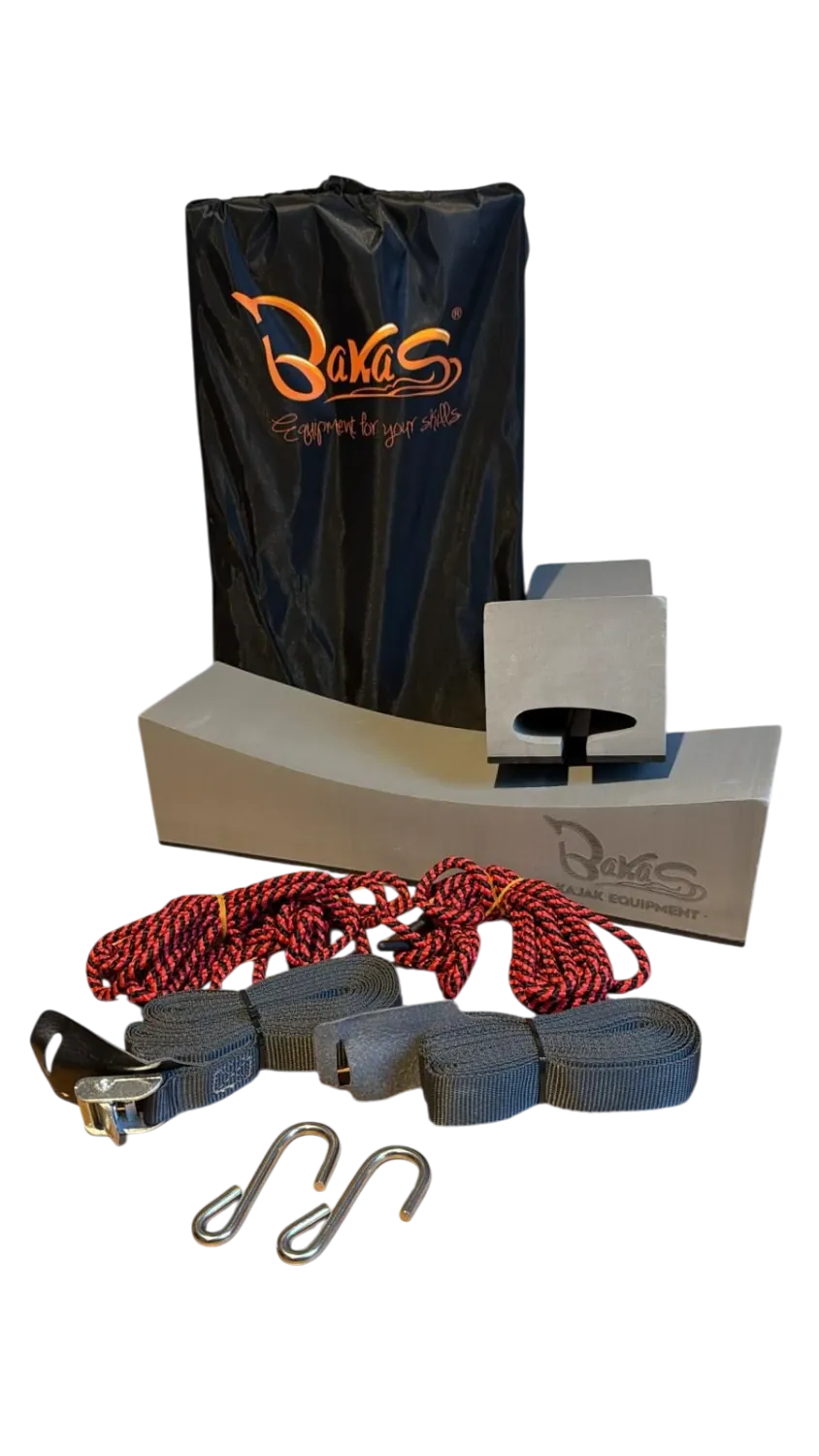 Bakas Dachträgerpolster Set Airfoil Wingbar. Unten 2 Hacken, 2 Spanngurte und 2 Seile. Darüber 2 Dachträgerpolster und Beutel