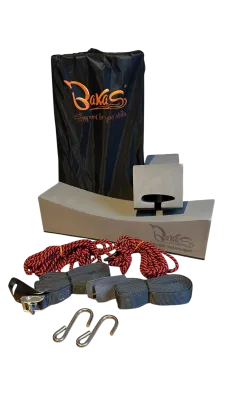 Bakas Dachträgerpolster Set Airfoil Wingbar. Unten 2 Hacken, 2 Spanngurte und 2 Seile. Darüber 2 Dachträgerpolster und Beutel